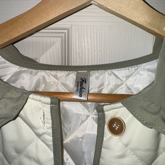 Women's Quilted Jacket with Ruffle Collar - Picture 2 of 3